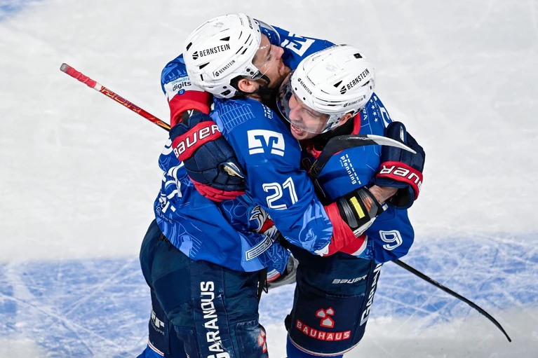 Die Adler Mannheim jubeln über den Einzug ins Playoff-Halbfinale. — © Uwe Anspach/dpa