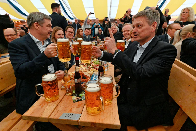 Söder (l, CSU) war nach Frankenthal gekommen, um im Landtagswahlkampf den CDU-Kandidaten Christian Baldauf (r) zu unterstützen. — © Uwe Anspach/dpa