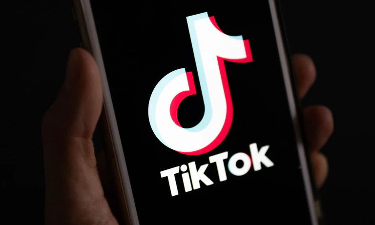 Eine Glatzen-Challenge auf Tiktok eskaliert in Prügelei. (Symbolbild) — © Monika Skolimowska/dpa