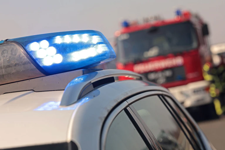 Die Feuerwehr befreite die beiden Eingeklemmten aus ihren Fahrzeugen. (Symbolbild) — © Matthias Bein/dpa