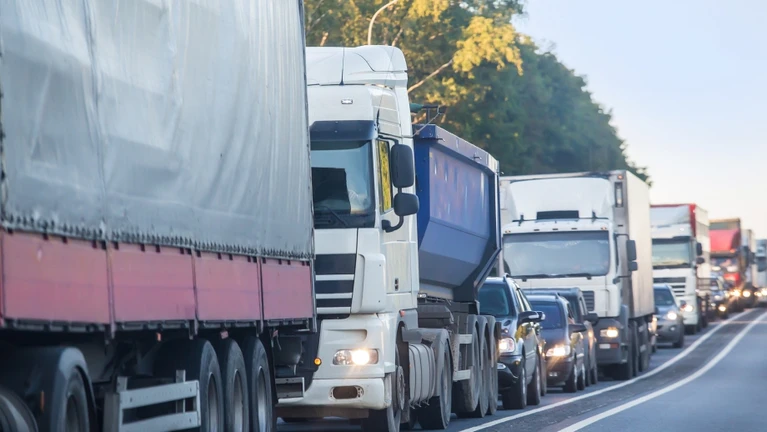 lkw straße stau — © Apriori1 / iStock