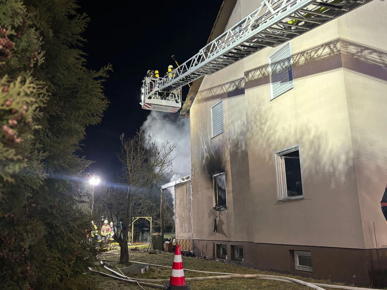 Die Löscharbeiten dauerten bis in den späten Abend an. — © Kevin Weddig/NEWS5/dpa