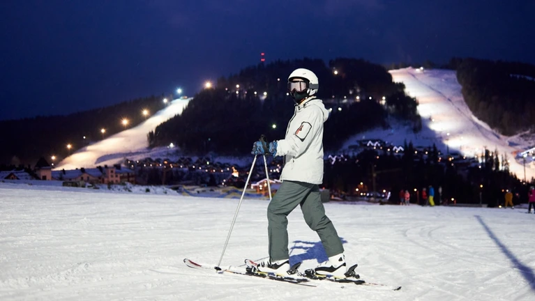 Ski fahren Nachts rodeln Abend dunkel — © anatoliy_gleb / iStock