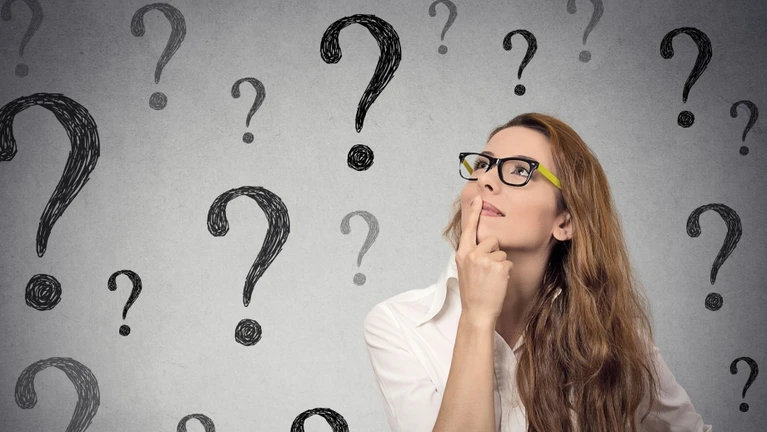 Frage clever schlau fragend Fragezeichen — © SIphotography / iStock