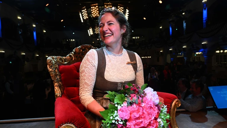  — © Mona Sommer, Bierkönigin 2023/2024. Foto: Felix Hörhager/dpa