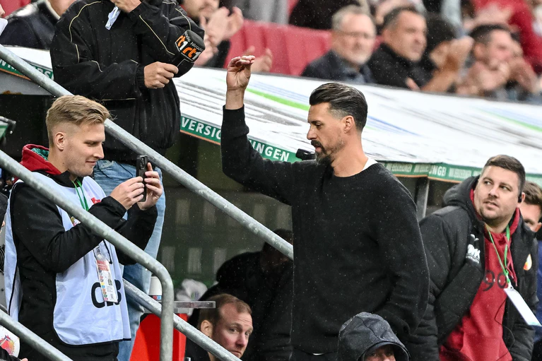 Sandro Wagner reagiert nach dem Abpfiff mit einer Geste Richtung Publikum.  — © Harry Langer/dpa