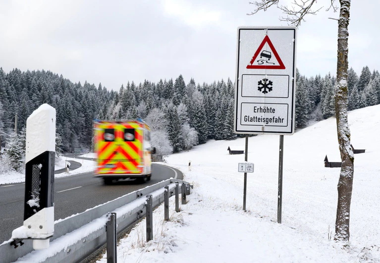 Bei Schnee und Frost kann es auf den Straßen gefährlich werden. — © Sven Hoppe/dpa
