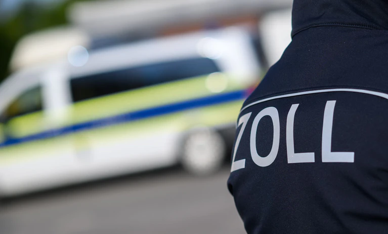 Am Donnerstag kontrollierten Zollbeamte insbesondere Grenzregionen auf Schmuggelfahrzeuge. (Archivbild) — © Julian Stratenschulte/dpa