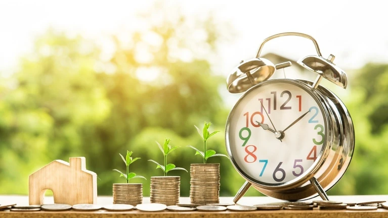 Geld Haus Uhr Zeit — © Nattanan Kanchanaprat auf Pixabay