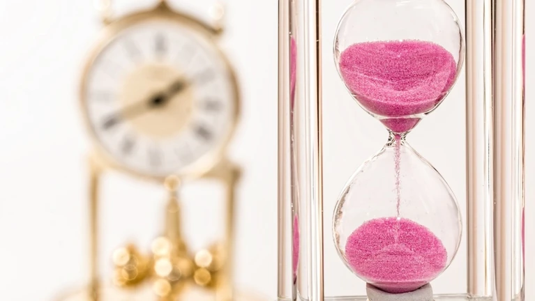Sanduhr Zeit Uhr — © Steve Buissinne auf Pixabay