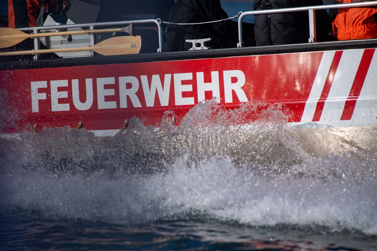 Mit einem Feuerwehr-Rettungsboot wurden die Tierkadaver geborgen. (Symbolbild) — © Stefan Sauer/dpa