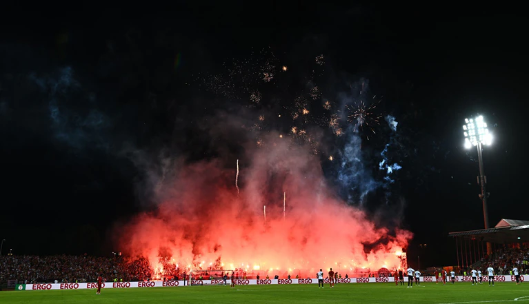 Bayern München muss wegen etlicher Pyrotechnik-Vergehen seiner Fans beim Pokalspiel in Ulm 150.000 Euro Strafe zahlen. — © Tom Weller/dpa