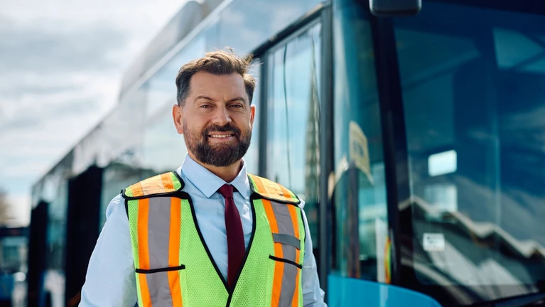 Bus Busfahrer — © Drazen Zigic / iStock