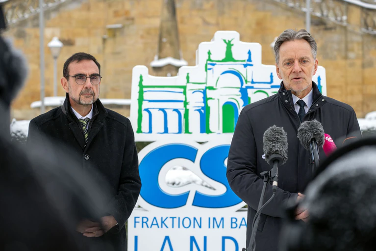 Wollen mehr Befugnisse für Ermittler: der CSU-Fraktionschef (l) und der BKA-Präsident. — © Pia Bayer/dpa