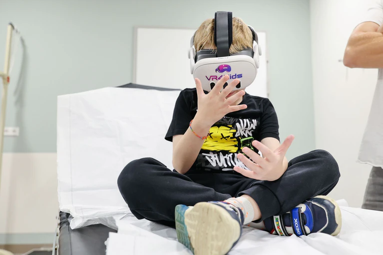 Kenan fährt virtuell gerade mit den Fahrgeschäften des Oktoberfests. — © Daniel Löb/dpa