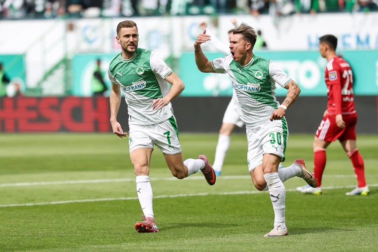 Fürths Felix Klaus (r) bejubelt sein Tor zum 1:0. — © Daniel Löb/dpa