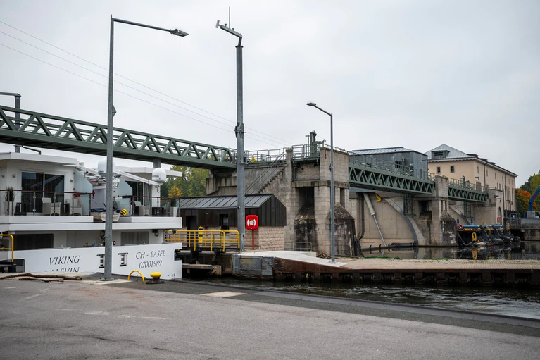 Die Schleuse Viereth am oberfränkischen Main. Ein Binnenschiffer verursachte einen Stromausfall in der Umgebung, als er mit seinem Schiffskran die über den Fluss führende Stromleitung beschädigte. — © Daniel Vogl/dpa