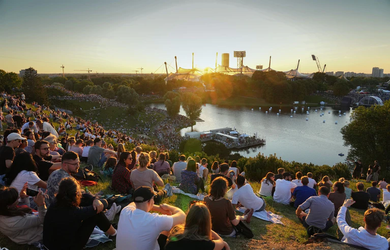 Bei den European Championships genossen zahlreiche Menschen die entspannte Stimmung im Olympiapark (Archivbild). — © Soeren Stache/dpa