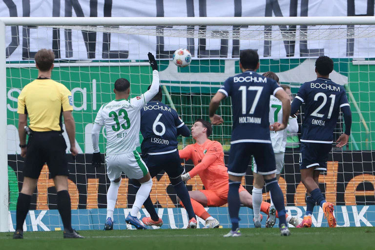 Ibrahima Sissoko (Nr. 6) schießt den Ball zum Bochumer 1:0 ins Fürther Tor.  — © Daniel Löb/dpa