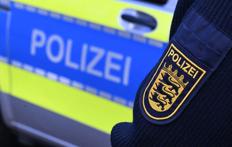 Ein Polizist hat sich in Ulm mit einem Schuss vor einem aggressiven Schäferhund verteidigt. (Symbolbild) — © Bernd Weißbrod/dpa