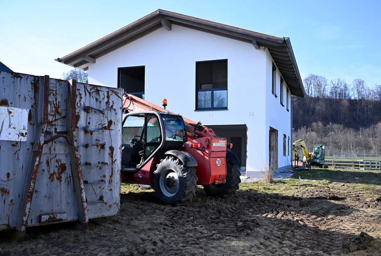 Nach jahrelangem Streit hat der Abriss von Schwarzbauten begonnen.  — © Sven Hoppe/dpa