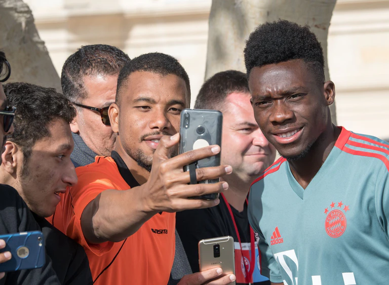 War als Neuzugang im Januar gerne ein Motiv: Alphonso Davies. — © Peter Kneffel/dpa