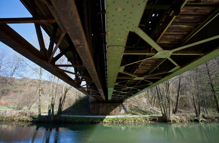 Wegen zahlreicher maroder Brücken im Pegnitztal wird die Bahnstrecke zwischen Hersbruck im Nürnberger Land und Pegnitz im Landkreis Bayreuth noch mehrere Monate gesperrt bleiben. (Archivbild) — © Daniel Karmann/dpa