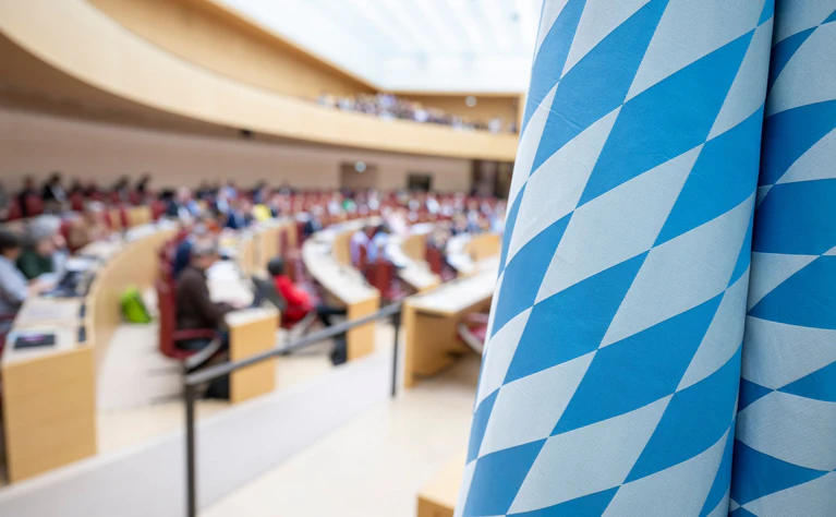 Gesetze quasi im Stundentakt - das gab es kurz vor Weihnachten im Landtag. (Archivbild) — © Peter Kneffel/dpa