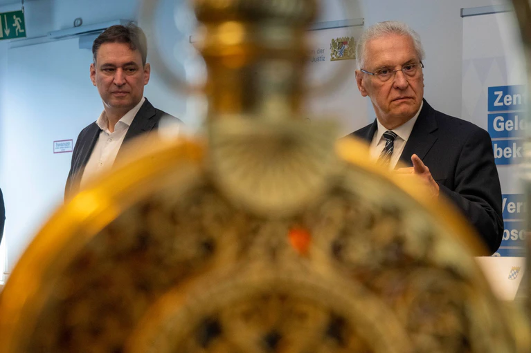 Auch eine goldene Whiskeyflasche ist unter den beschlagnahmten Luxusobjekten. — © Peter Kneffel/dpa