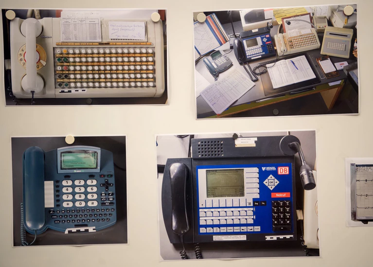 Polizeifotos des Arbeitsplatzes und Einzelaufnahmen der Diensttelefone werden bei dem Prozess gegen den Fahrdienstleiter gezeigt. (Archivfoto) — © picture alliance / Peter Kneffel/dpa