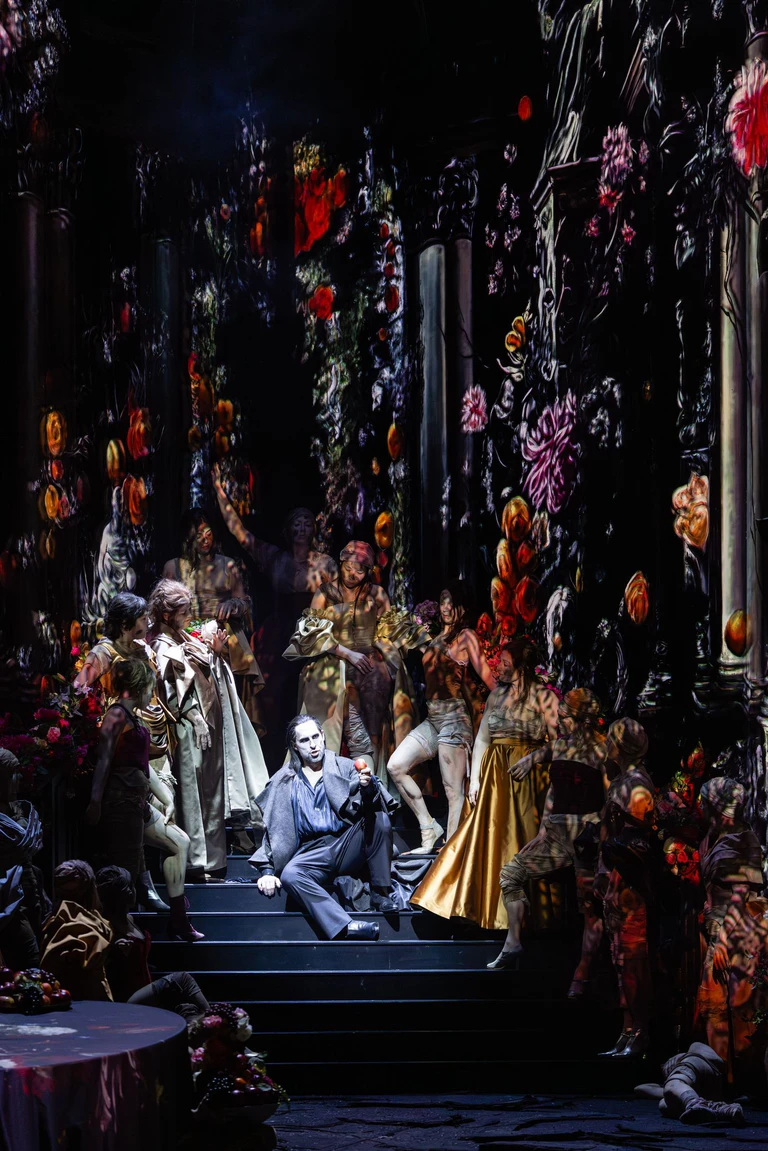 Der neue «Faust» lässt die Grenzen zwischen Kitsch und Klamauk verschwimmen. — © Geoffroy Schied/Bayerische Staatsoper/dpa
