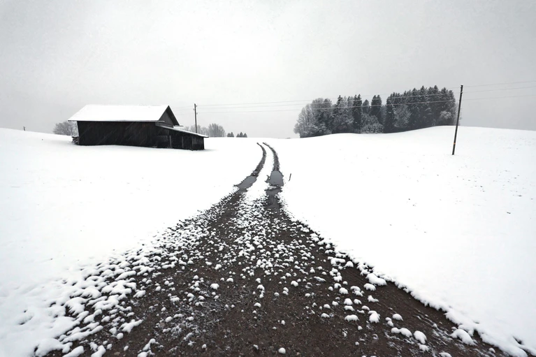 Selbst in niedrigeren Lagen im Alpenvorland, wie hier im Allgäu, hatte es in den vergangenen Tagen geschneit. (Archivbild) — © Karl-Josef Hildenbrand/dpa