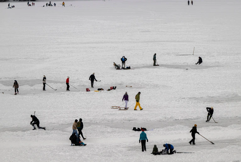 Mancherorts gehört Schlittschuhlaufen und Eishockeyspielen auf gefrorenen Seen fest zu den Winterfreuden dazu. — © Peter Kneffel/dpa