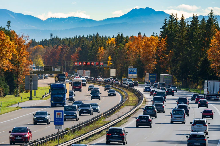 Für die Herbstferien erwartet der ADAC Staus auch auf Autobahnen in Bayern. — © Peter Kneffel/dpa
