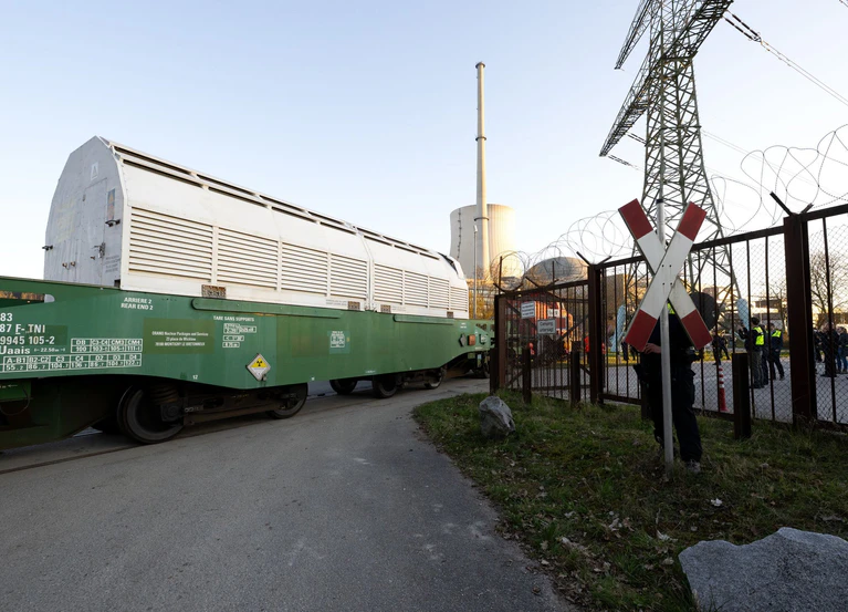 Das Castor-Zug passiert das Tor zum Gelände des Zwischenlagers. — © Sven Hoppe/dpa
