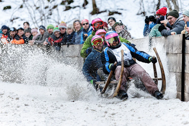 Ziemlich rasant geht es durch den Schnee. — © Matthias Balk/dpa