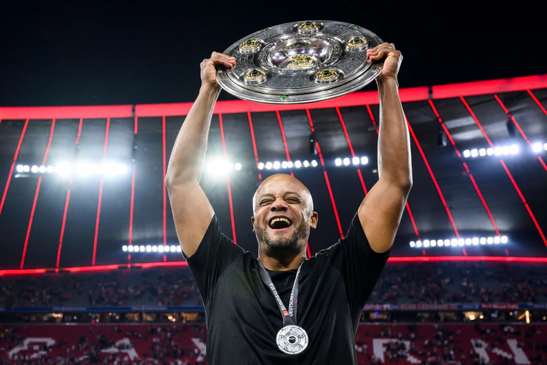Bayern-Trainer Vincent Kompany mit der Meisterfeier nach dem Gladbach-Spiel. — © Tom Weller/dpa