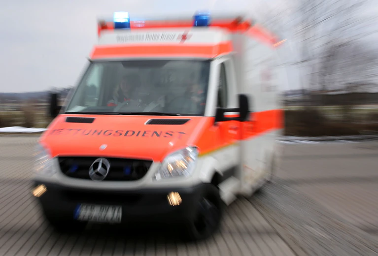 Der Rettungsdienst brachte den Mann in ein Krankenhaus, wo er später starb. (Symbolbild) — © Stephan Jansen/dpa