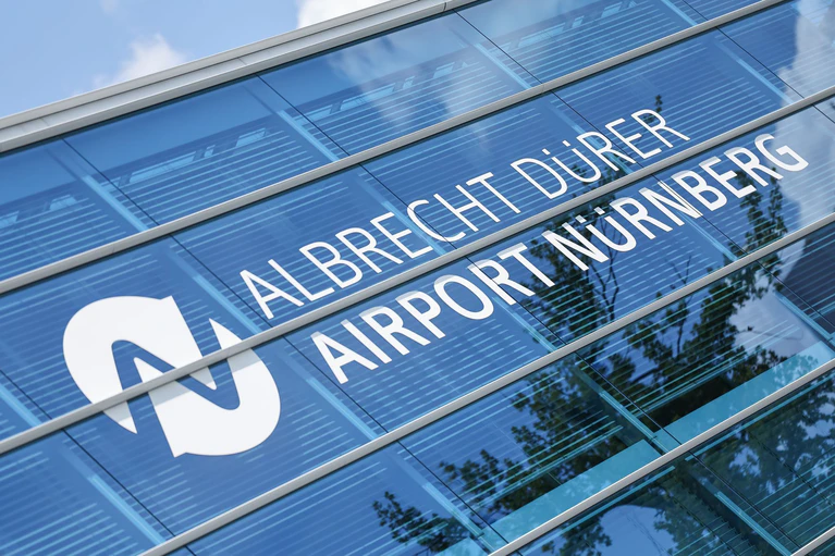 Der Flughafen Nürnberg erwartet 2025 bis zu 4,3 Millionen Fluggäste. (Archivbild) — © Daniel Löb/dpa