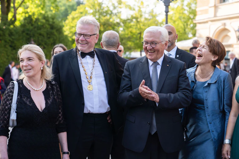 Der Bayreuther OB Ebersberger (2. v. l.) wird bei den Festspielen stets mit hochrangigen Politikern und Prominenten fotografiert - hier mit Bundespräsident Steinmeier (2. v. r.). (Archivbild) — © Nicolas Armer/dpa