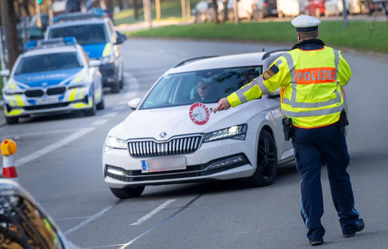 Geschwindigkeitsverstöße machten 2024 mehr als 82 Prozent aller Verstöße im fließenden Verkehr aus. (Symbolbild) — © Peter Kneffel/dpa