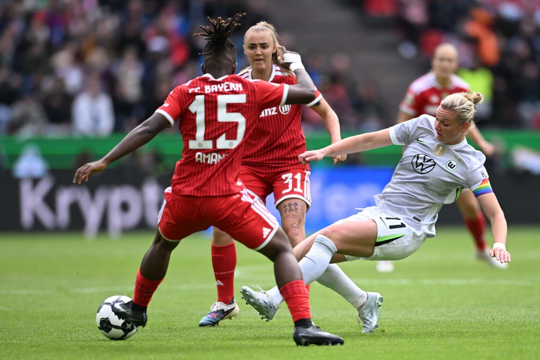 Voller Einsatz: Alexandra Popp (r). — © Fabian Strauch/dpa