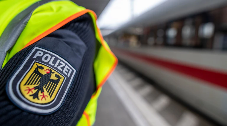 Die Bundespolizei sucht in einem Fall eine bestimmte Zeugin. (Symbolbild) — © Patrick Seeger/dpa