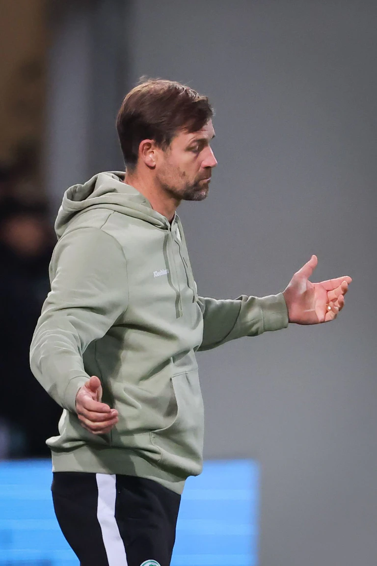 Nichts klappt: Fürths Trainer Thomas Kleine hadert. — © Daniel Karmann/dpa