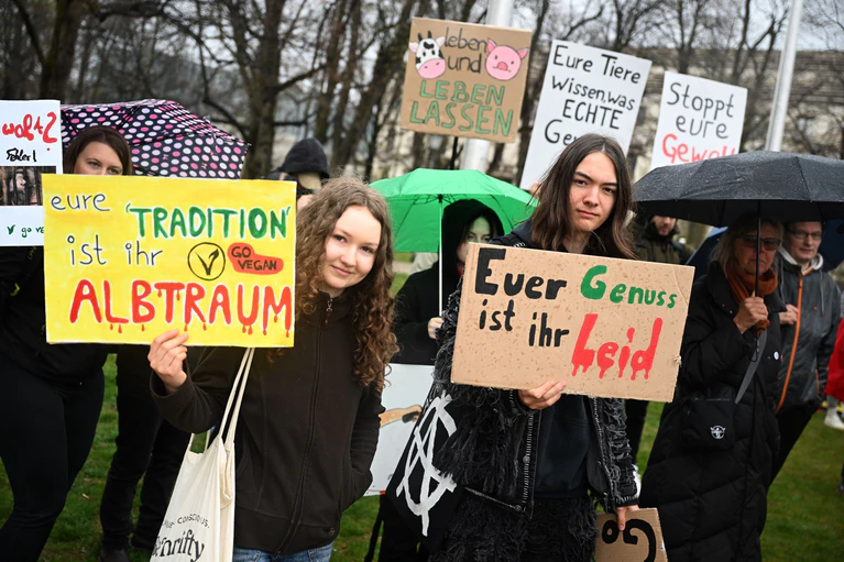 Aktivisten der Organisation «Animal Rebellion» protestierten unter anderem gegen Fleischkonsum. — © Felix Hörhager/dpa