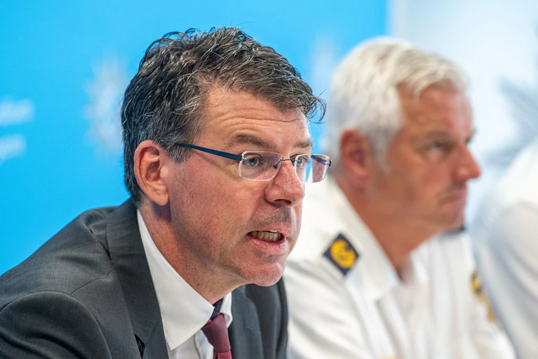 Oberstaatsanwalt Thomas Rauscher erläuterte nach einem Angriff auf Passagiere in einem ICE den Stand der bisherigen Ermittlungen. — © Armin Weigel/dpa