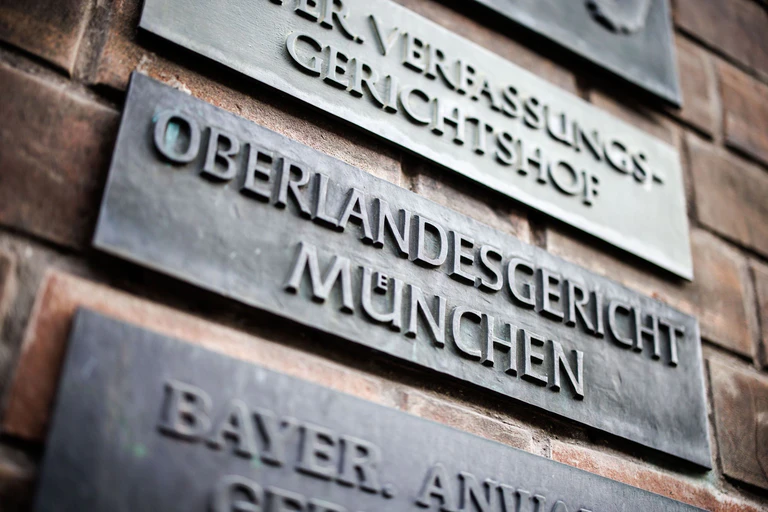 Eine Mutter mehrerer Kinder wird vor dem Oberlandesgericht München (OLG) wegen der Unterstützung des Islamischen Staats (IS) in Syrien angeklagt.(Symbolbild) — © Matthias Balk/dpa/dpa-tmn