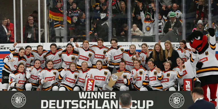 Das Frauen-Nationalteam feiert erneut den Sieg beim Deutschland Cup — © Markus Lenhardt/dpa