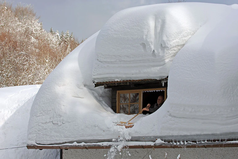 In Deggendorf türmte sich der Schnee meterhoch auf einem Hausdach. (Archivbild) — © picture alliance / dpa-tmn
