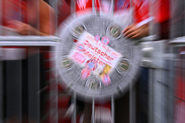 Die Fans beider Clubs gerieten vor dem Stadion aneinander. — © Tom Weller/dpa